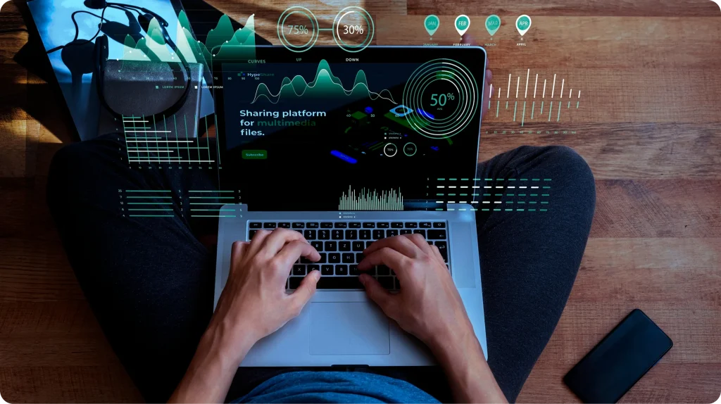 Persona analiza métricas y gráficos en una laptop con paneles de datos superpuestos