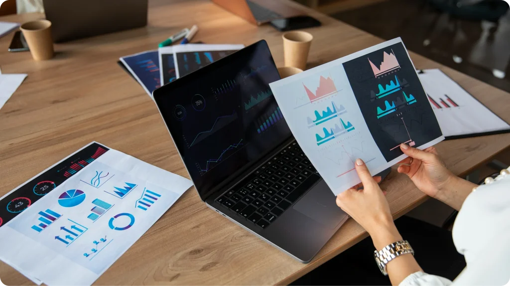 Candado digital sobre un circuito electrónico que simboliza la confidencialidad y protección de datos